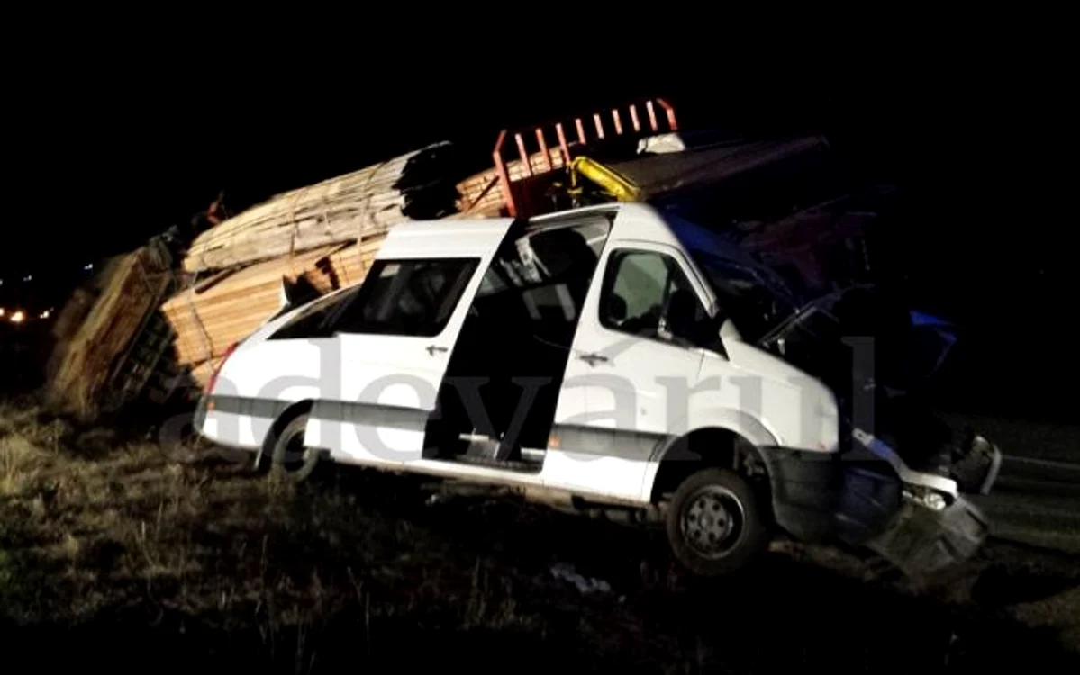 Trei oameni au murit şi 11 au fost răniţi în accidentFoto: adevarul.ro