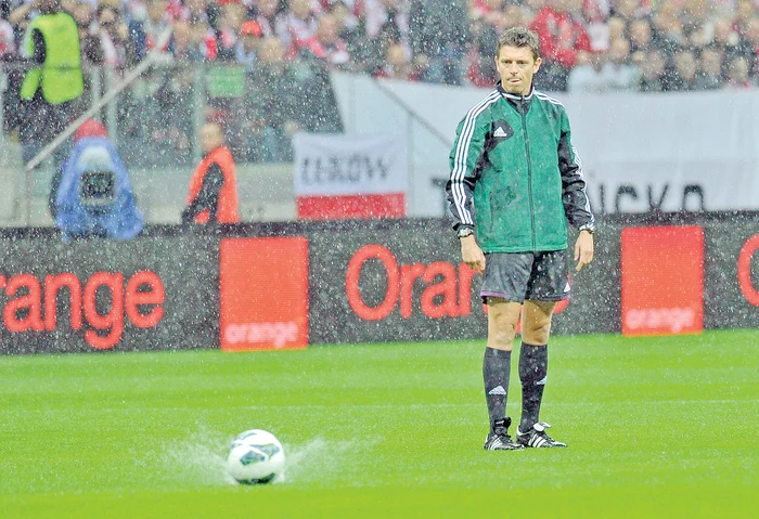 
    Ploaia a amânat  partida Polonia-Anglia  cu aproape 24 de ore (fotografii: afp)  