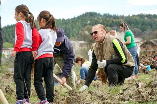 plantare puieti curtea de arges foto Arhiepiscopia Argesului si Muscelului jpg