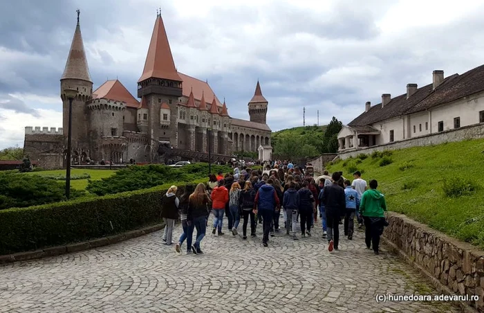 Castelul Corvinilor a fost vizitat de dimineaţă, de sute de oameni. FOTO: Daniel Guţă. ADEVĂRUL.