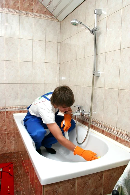 
    Cada trebuie curăţată temeinic după fiecare duş sau baie  