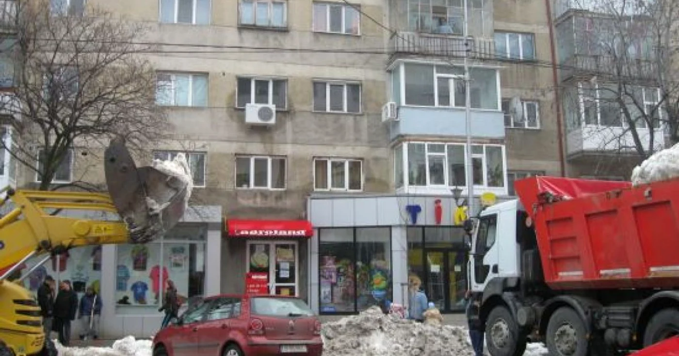 Utilajul de deszăpezire face curăţenie pe străzile oraşului