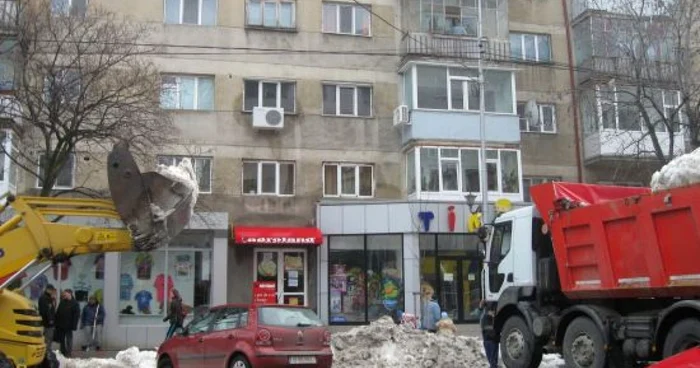 Utilajul de deszăpezire face curăţenie pe străzile oraşului