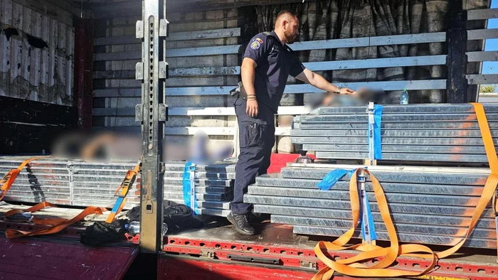 Doi marocani, găsiți inconștienți într-un TIR la Giurgiu. FOTO: Poliția de Frontieră