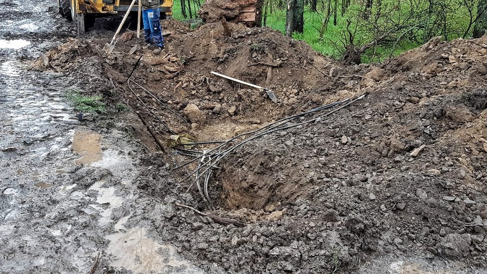 Furau cabluri CFR și le ardeau pentru a recupera metalele. Descinderi în patru județe