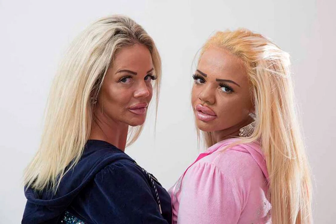 Kayla (stânga), face striptis de la vârsta de 17 ani. FOTO Cosmopolitan