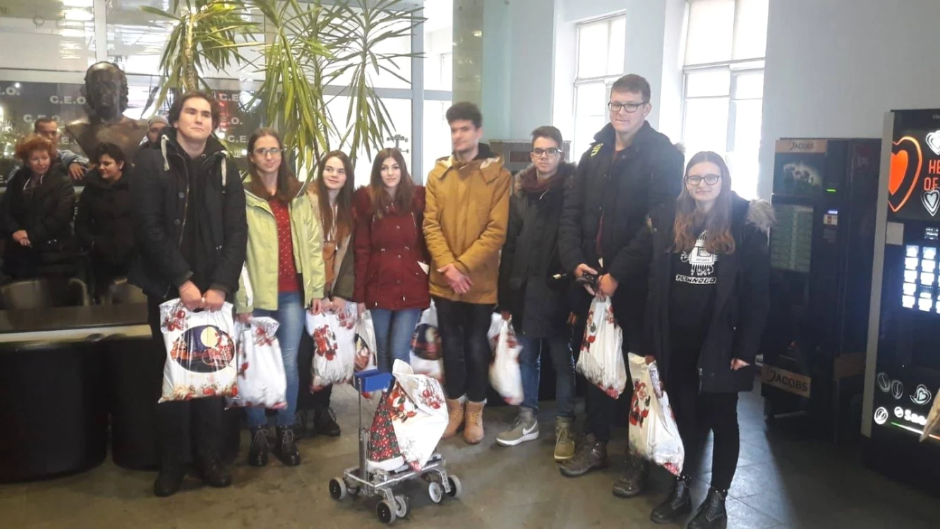 Echipa Technogods au colindat împreună cu un robot