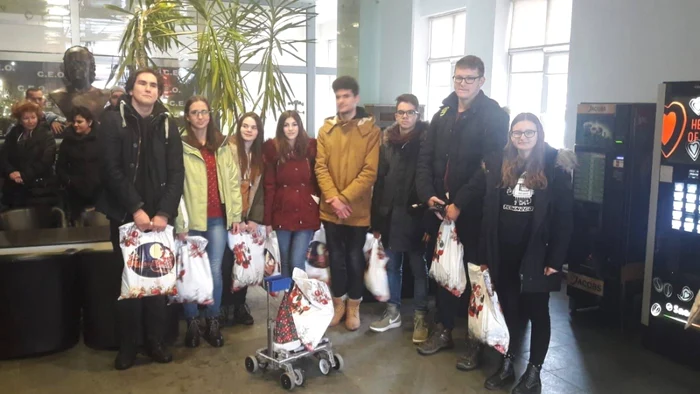 Echipa Technogods au colindat împreună cu un robot