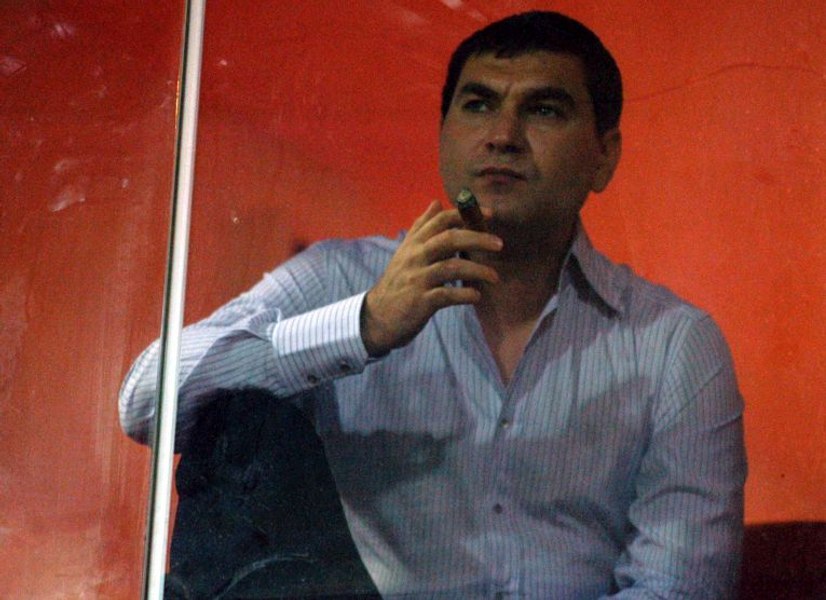 În timpul unei meci de volei, Cristi Borcea i-a trimis poze pe telefon unei femei. Suporterii dinamoviști l-au prins în ofsaid și l-au dat de gol