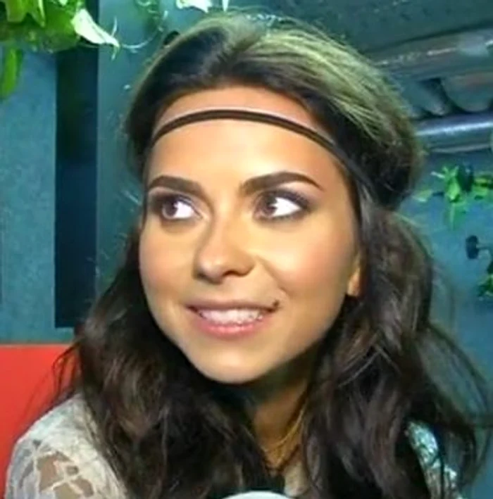 Codiţele, fustiţele scurte şi bluzele cu vedere la buric făceau parte din arsenalul trupei André