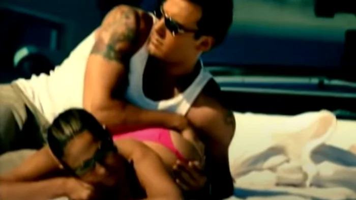 Scena din videoclipul ei din 2002