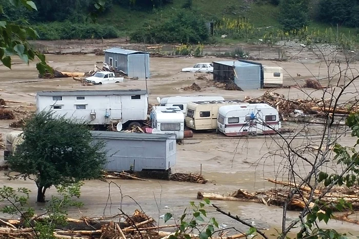 
    Apele au acoperit străzile din oraşul NovaciFoto: Mediafax  