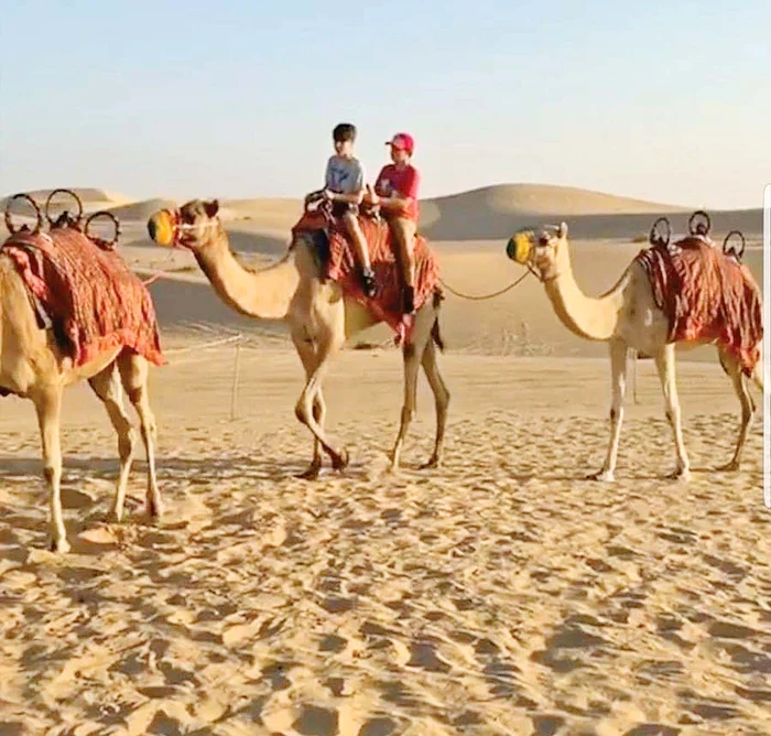 Nepoţii lui Ion Ţiriac, la o plimbare cu cămilele