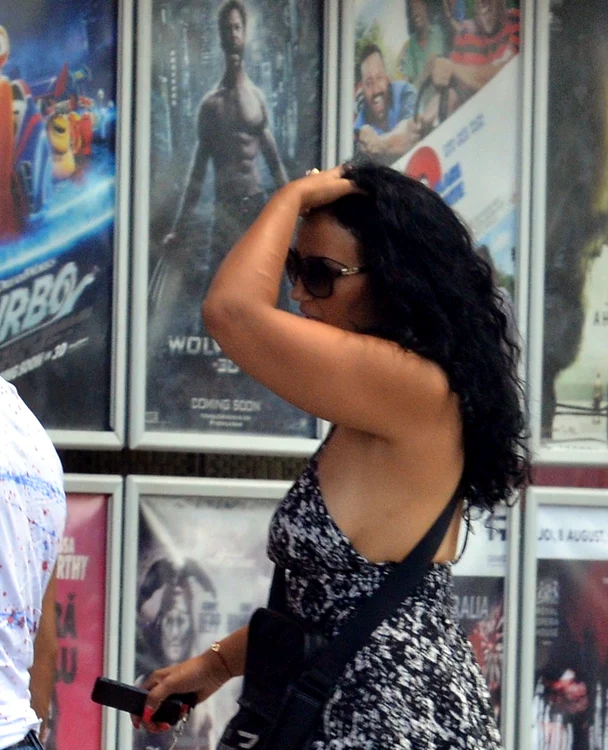 Soţia lui Guţă a atras toate privirile cu rochia ei vaporoasă, pe sub care nu purta sutien (foto: Alex Muscaliu)