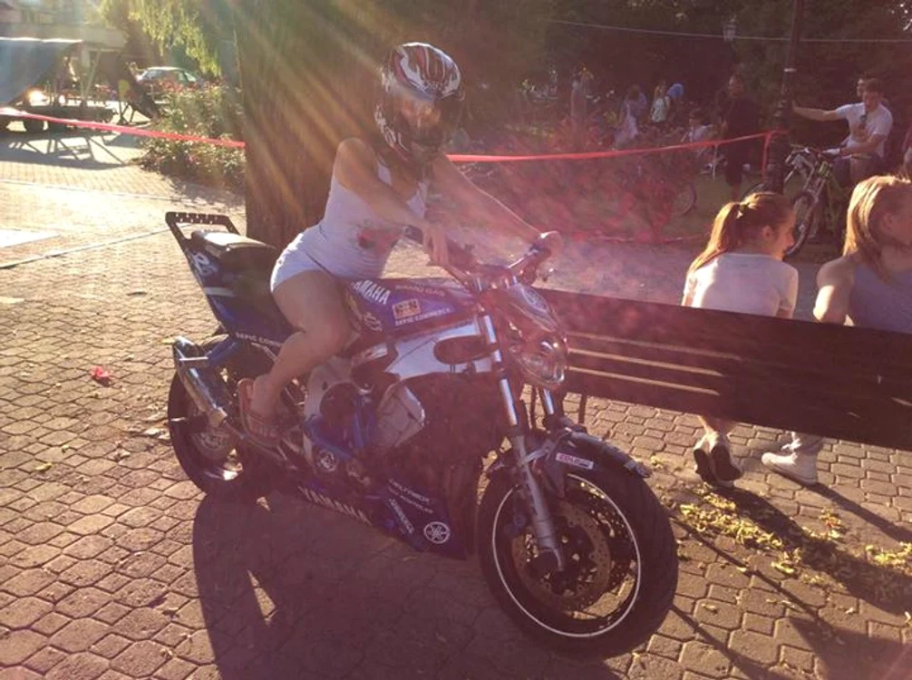 
    Iulia adora să meargă la plimbare cu motocicleta  