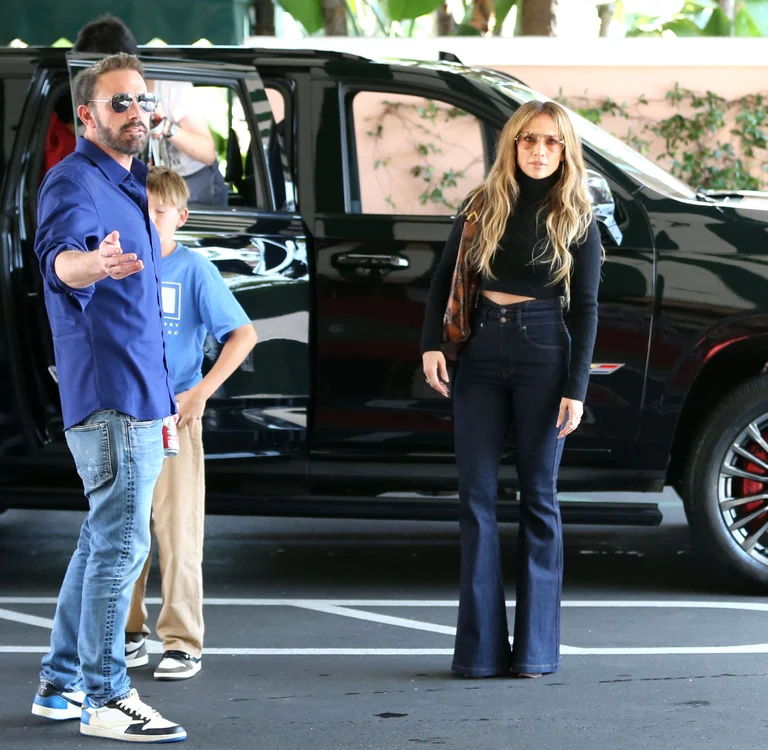 Jennifer Lopez și Ben Affleck, în fața unei mașini negre, în Beverly Hills