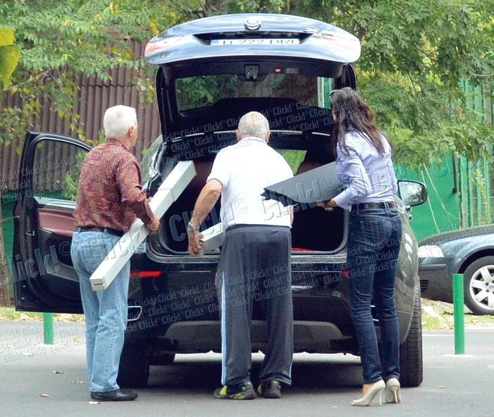 Brigitte Sfăt s-a aplecat să ia ceva din portbagaj, moment în care unul dintre domni a privit-o lung (fotografii: Alex Muscaliu)