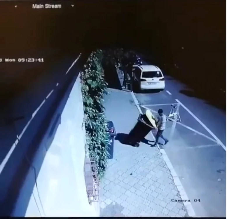Furtul a fost surprins de camerele de supraveghere. FOTO: Captură Video