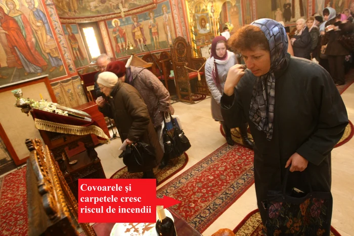 Covoarele din biserici se aprind uşor de la lumânări şi ceară (Foto: Sever Gheorghe)