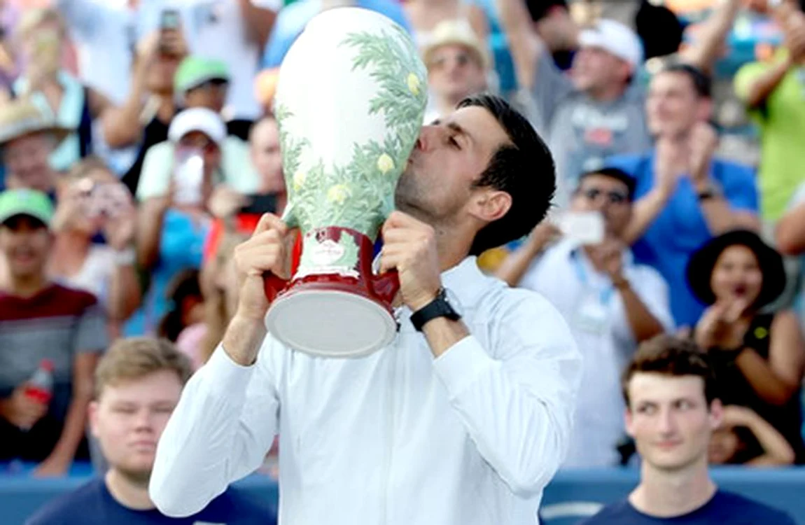 
    Novak Djokovic a ridicat deasupra capului pentru prima dată trofeul de la CincinnatiFOTO: Guliver/ Gettyimages  