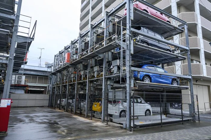 Și în Brașov sunt parcări pe verticale între blocuriFoto: bizbrasov.ro