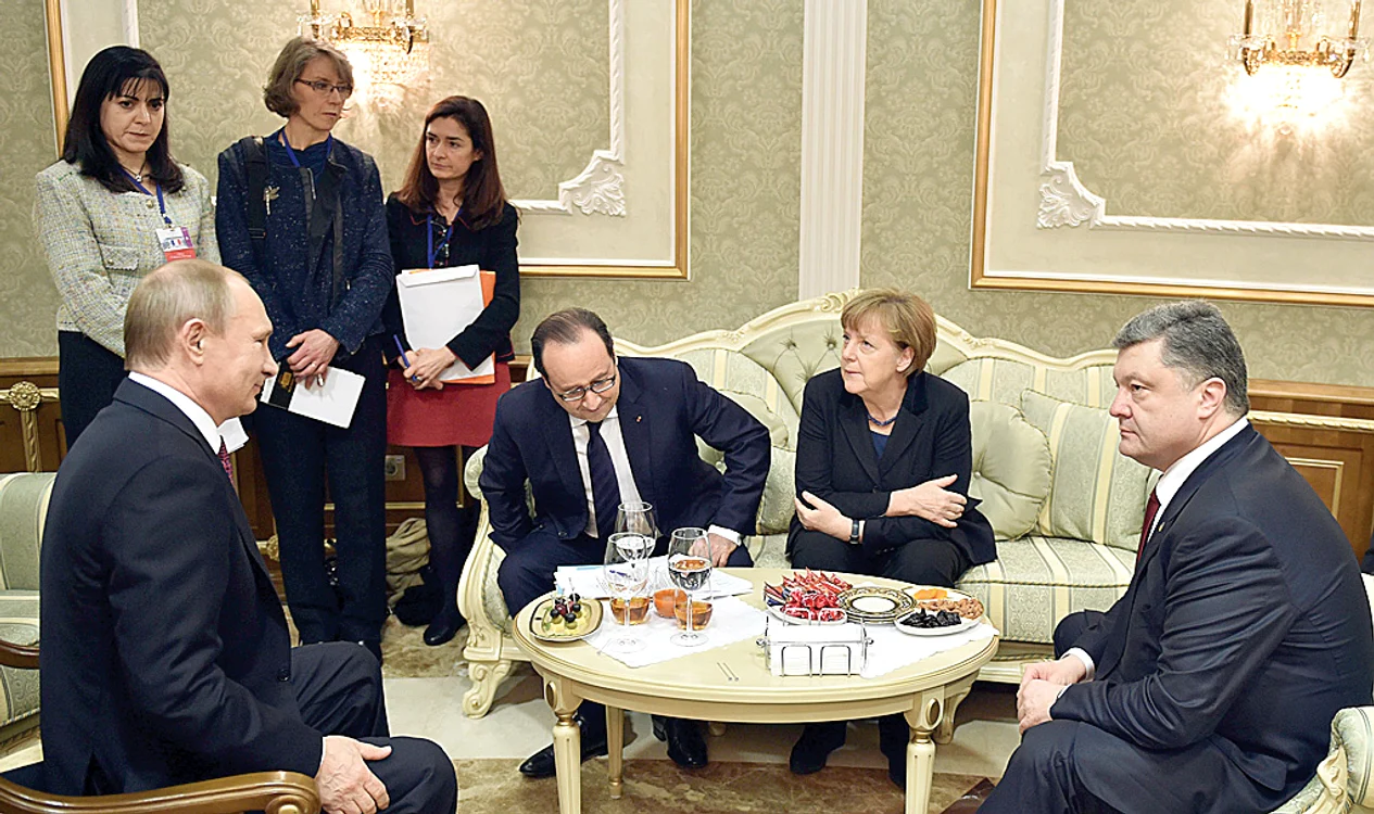 
    Vladimir Putin, François Hollande, Angela Merkel şi Petr Porosenko  au negociat sfârşitul războiului  