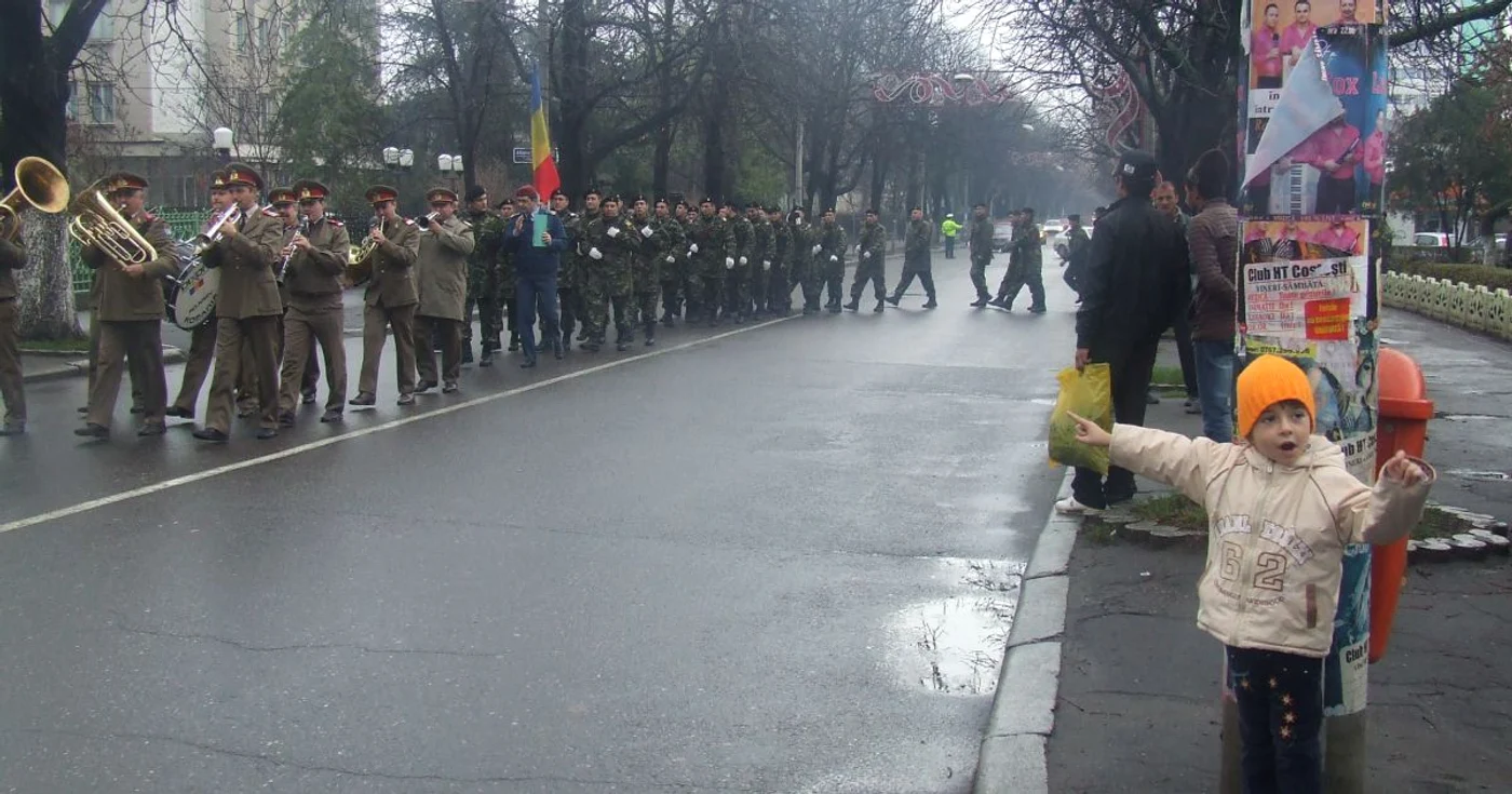  Buzoienii au admirat defilarea militarilor