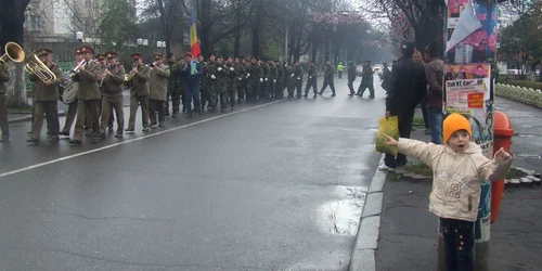  Buzoienii au admirat defilarea militarilor