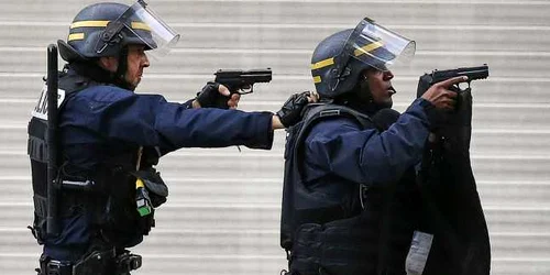 Operaţiune antiteroristă în suburbia Saint Denis din Paris FOTO AP