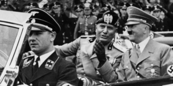 Adolf Hitler alături de Benito Mussolini şi şoferul Fuhrer-ului Erich Kempka