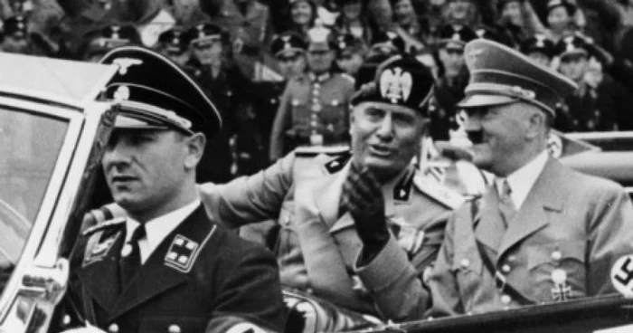 Adolf Hitler alături de Benito Mussolini şi şoferul Fuhrer-ului Erich Kempka