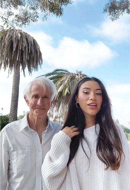 Tânăra a fost acuzată că stă cu pensionarul doar pentru bani. SURSĂ FOTO: PROFIMEDIA/TIK TOK