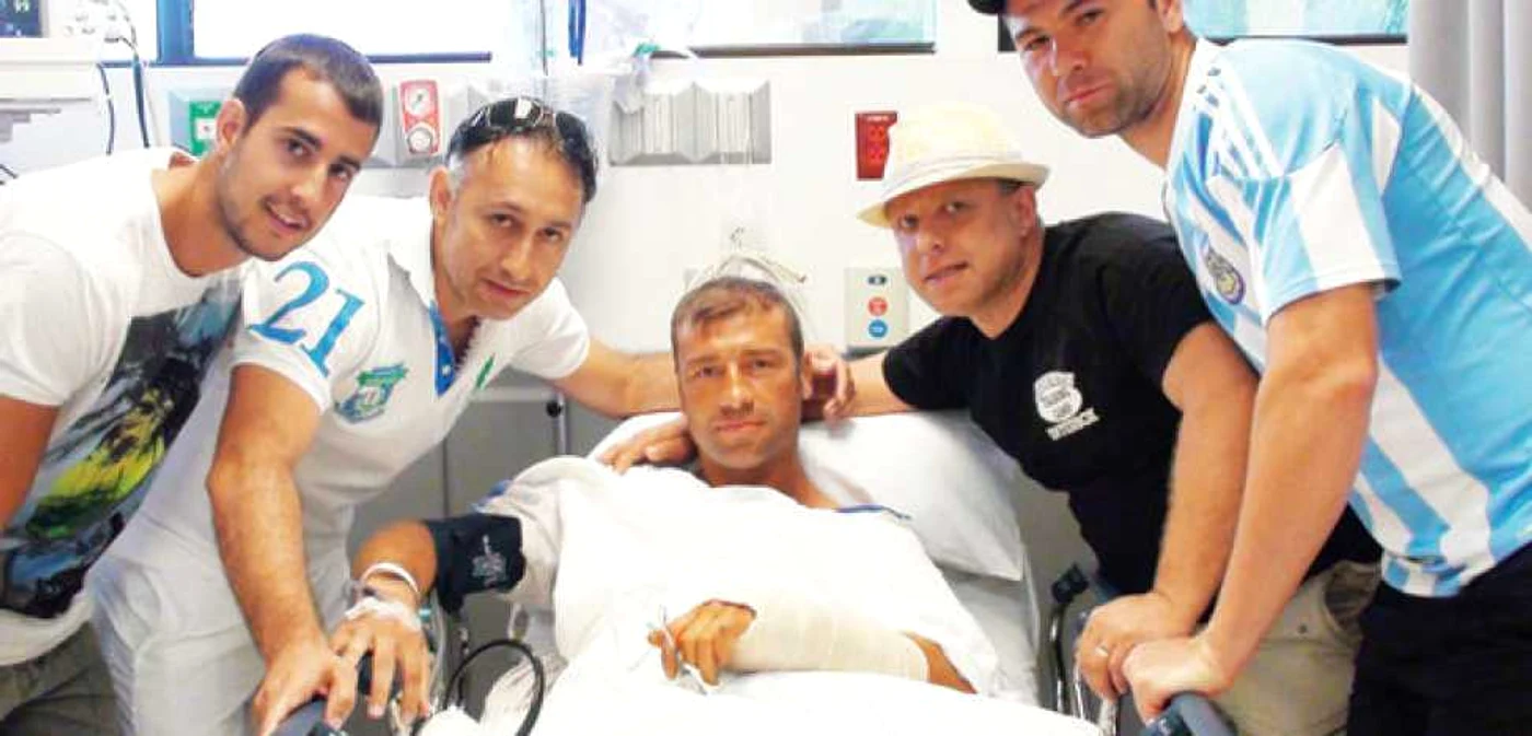 Lucian Bute, susţinut de prieteni după operaţie