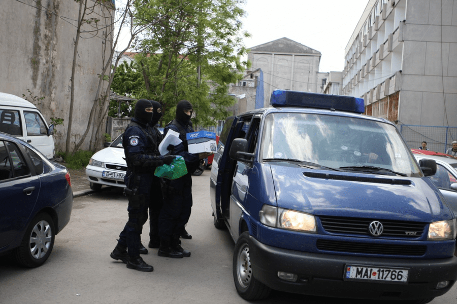 Polițist de la IGPR, reținut după ce ar fi luat mită 300.000 de euro de la un afacerist din Suceava 