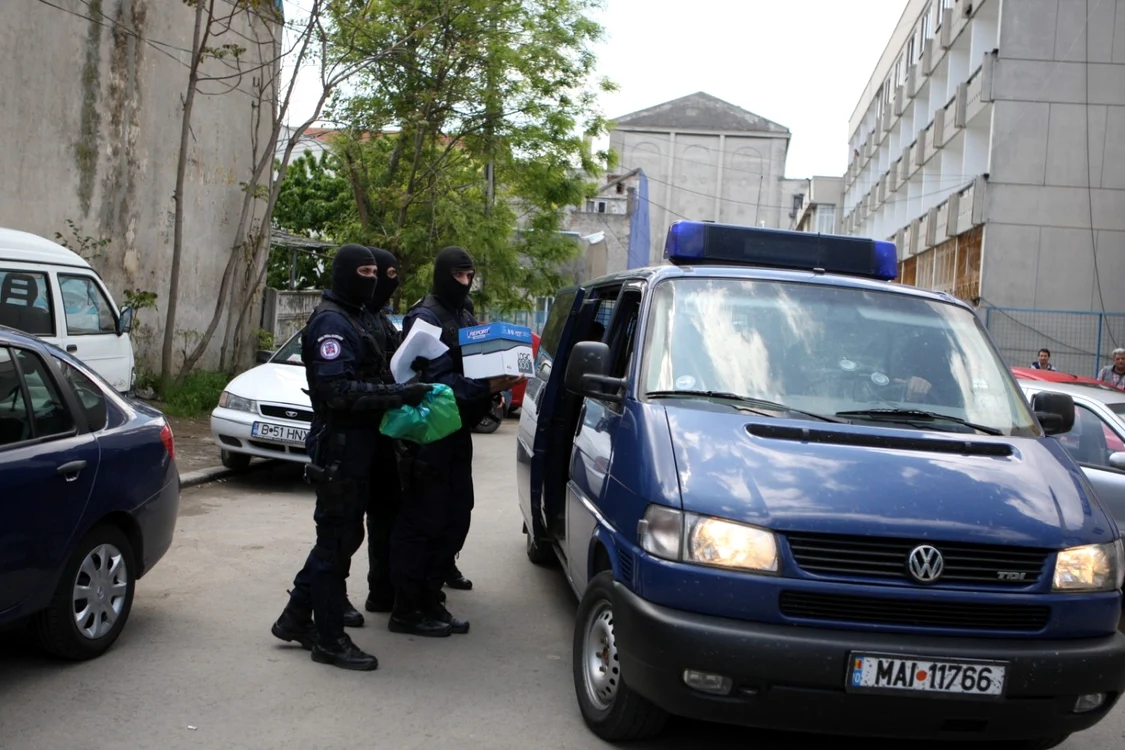 descinderi perchezitii politisti mascati. foto adevarul