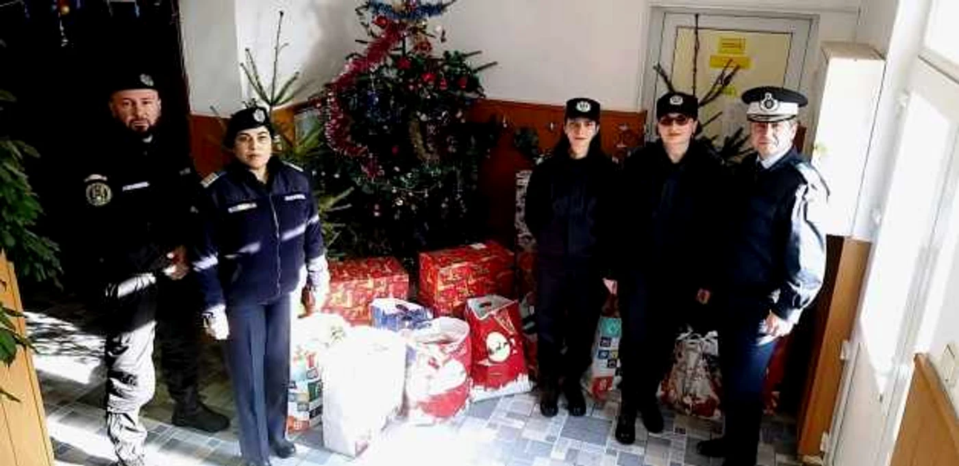 daruri de la jandarmi pentru copiii nevoiaşi FOTO IJJ Călăraşi