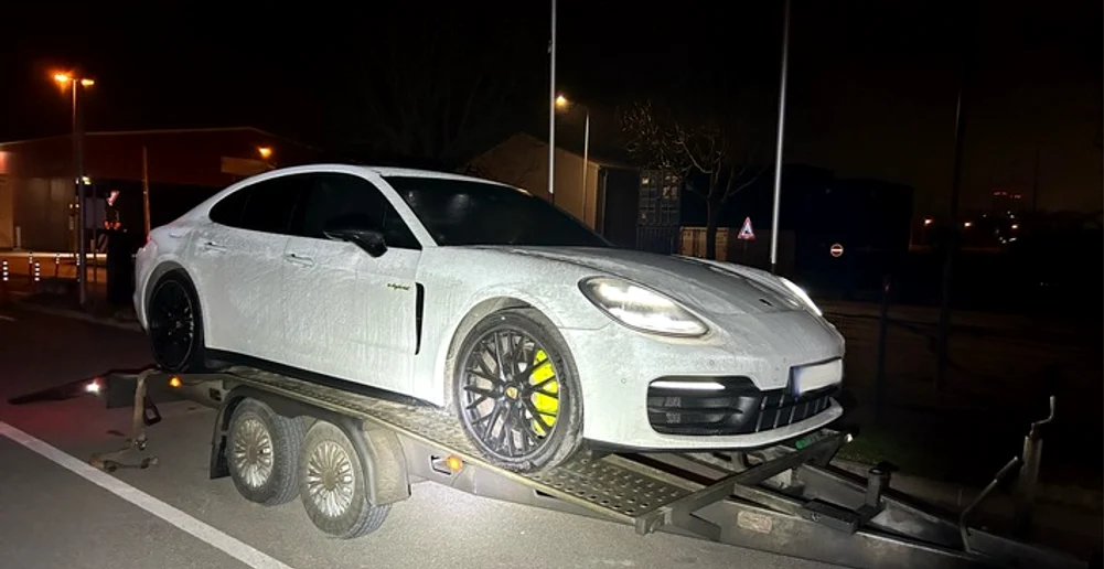 Un Porsche Panamera e-Hybrid nu a mai ajuns în Spania FOTO: Presseportal