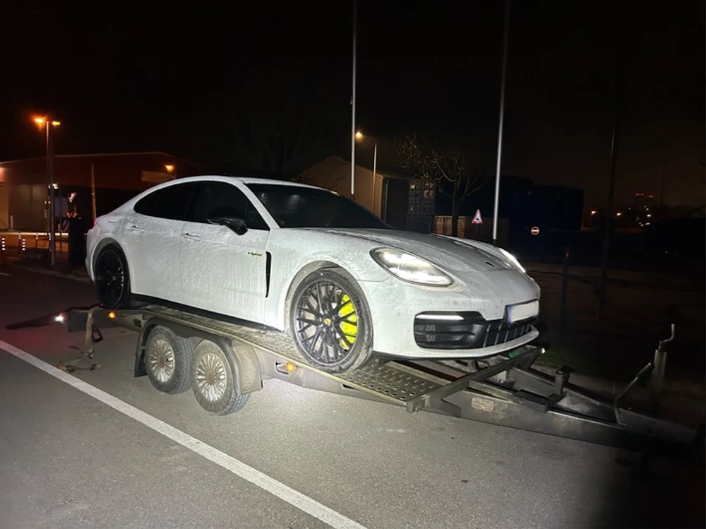 Un Porsche Panamera, confiscat după ce șoferul nu a putut plăti taxe de peste 21.000 de euro
