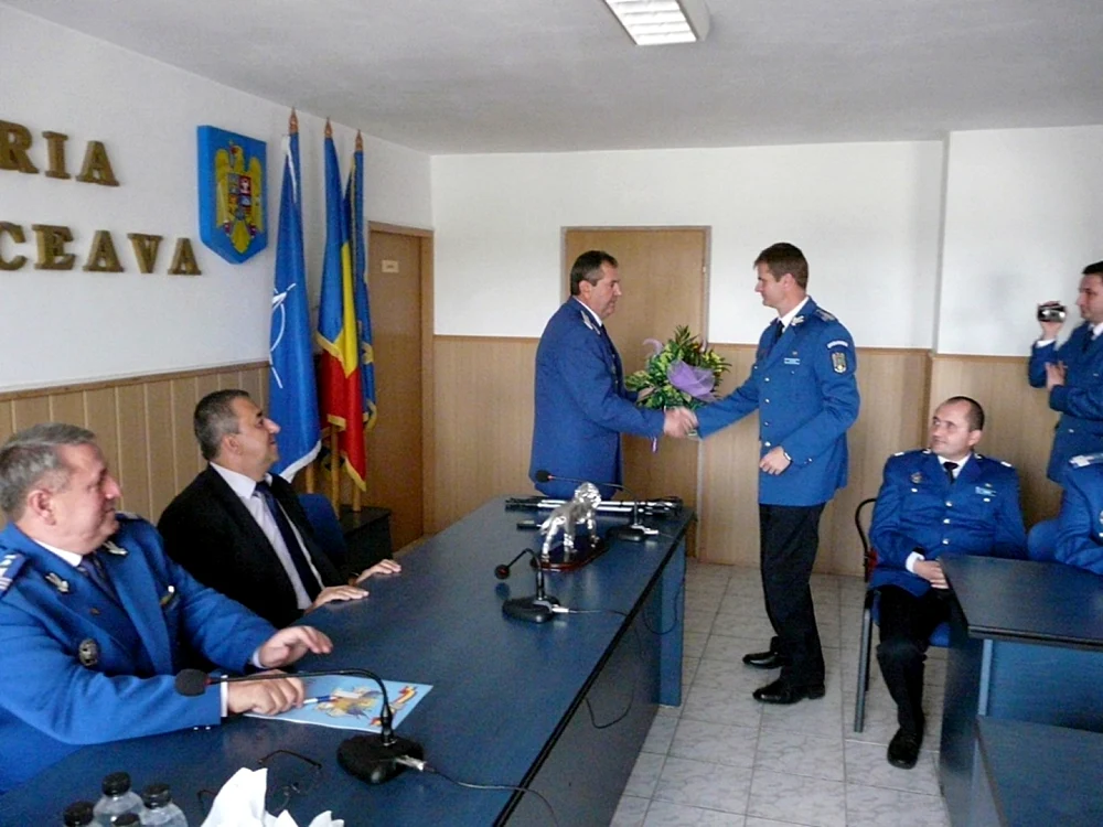 Generalul Eugen Şalar îi predă comanda IJJ Suceava colonelului Iulian Iacob. FOTO: IJJ Suceava