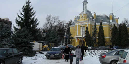 160 de funcţionari din primărie vor lua prime de sărbători 