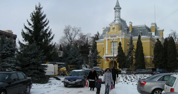 160 de funcţionari din primărie vor lua prime de sărbători 