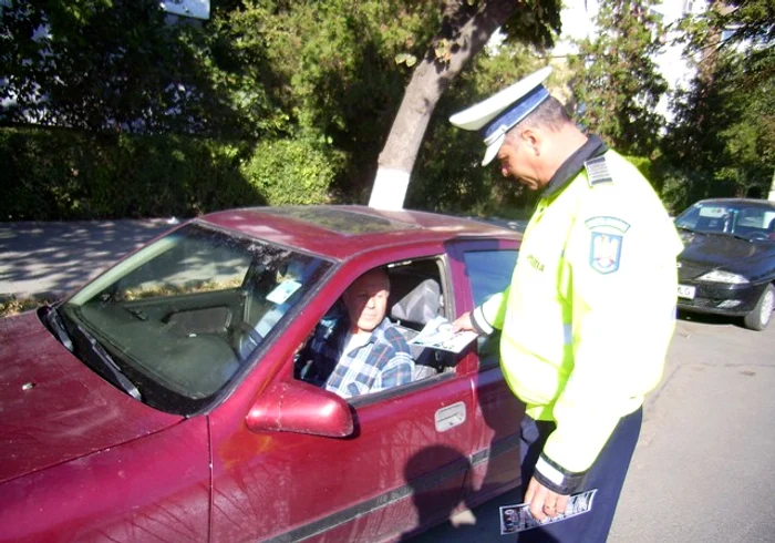 Polițiștii rutieri au împărțit pliante șoferilor