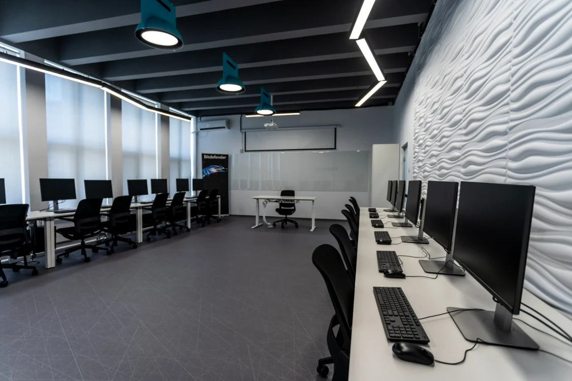 Noul laborator de informatică de laUniversitatea Politehnică din Bucureşti.