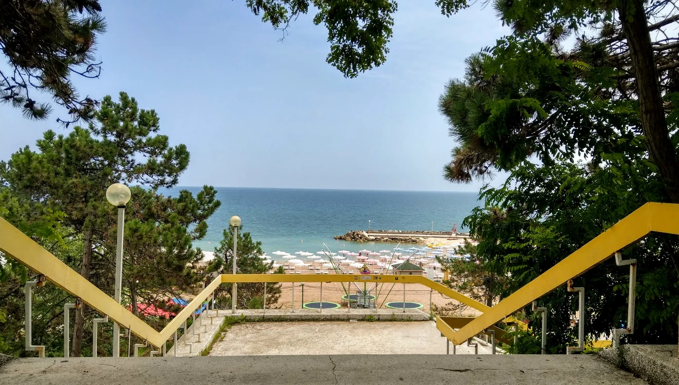 Plaja văzută dinspre complexul hotelier Panoramic   Amfiteatru   Bevedere jpeg