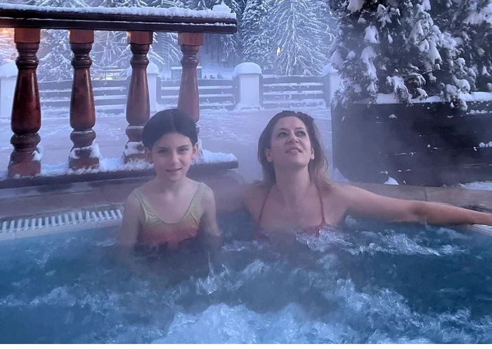 Amalia Enache a realizat și câteva poze de colecție alături de fiica ei, Alma, în piscina încălzită, cu brazii înzăpeziți în fundal