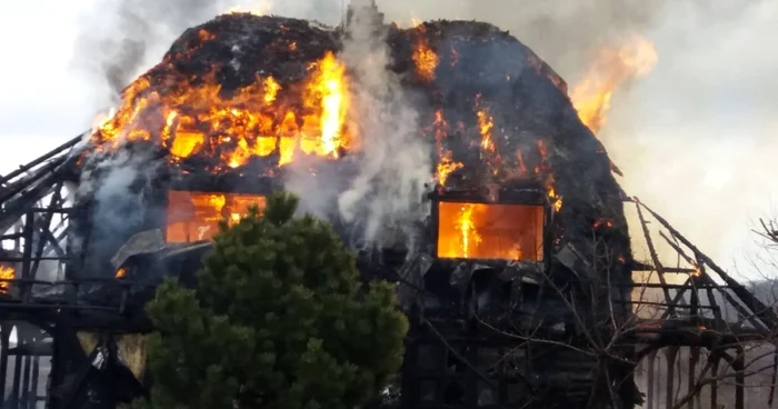 Casă din Sălicea arzând FOTO: imagine primită de la un cititor