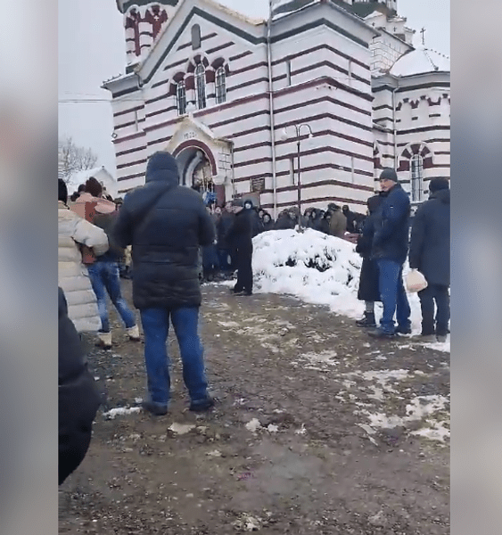 Scandal în Cernăuți. Preoții unei biserici nu au vrut să primează sicriul unui soldat ucrainean - VIDEO