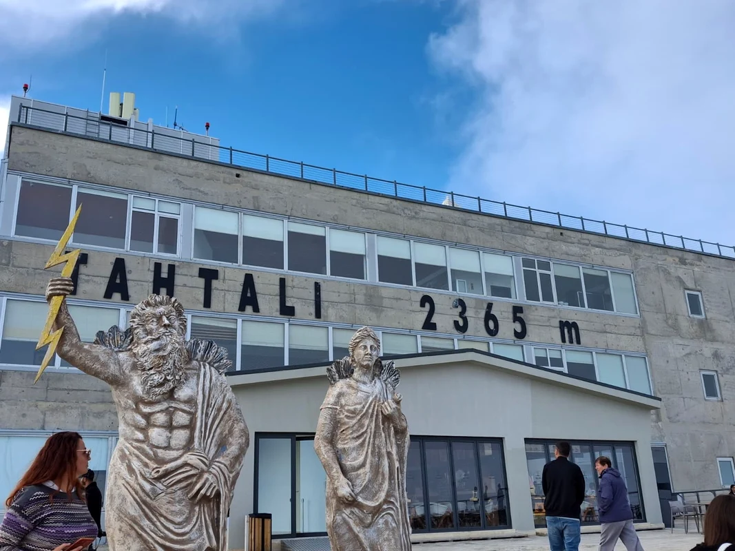 Statuile lui Zeus și Hera din vârful muntelui Tahtalı/FOTO: Adevărul