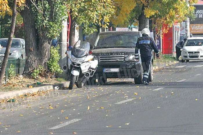 Este oprit de poliţie după două străzi