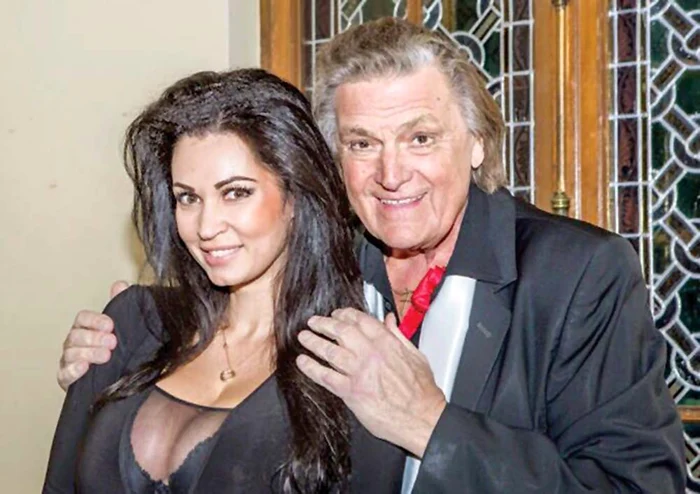 Până şi Florin Piersic s-a bucurat de priveliştea sexy: silicoanele uriaşe ale Nicoletei abia aveau loc în rochie